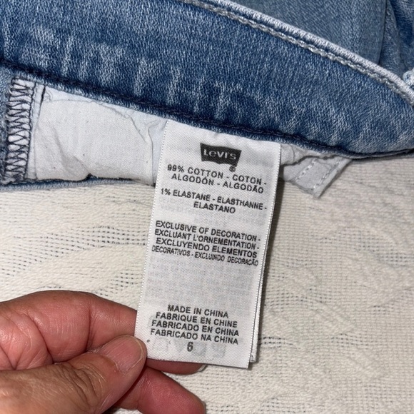 Gently Loved Classic Blue Women's Capri Jeans by Levi’s 515 - Picture 11 of 14